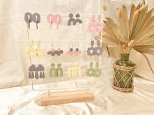 Load image into Gallery viewer, daisy hoops ◗ pastel
